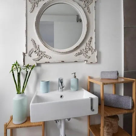 The Balcony Flat | Central | Green And Cozy Apartment Nicosia